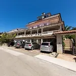 Wohnung In Pjescana Mit Gemeinschaftlichem Pool